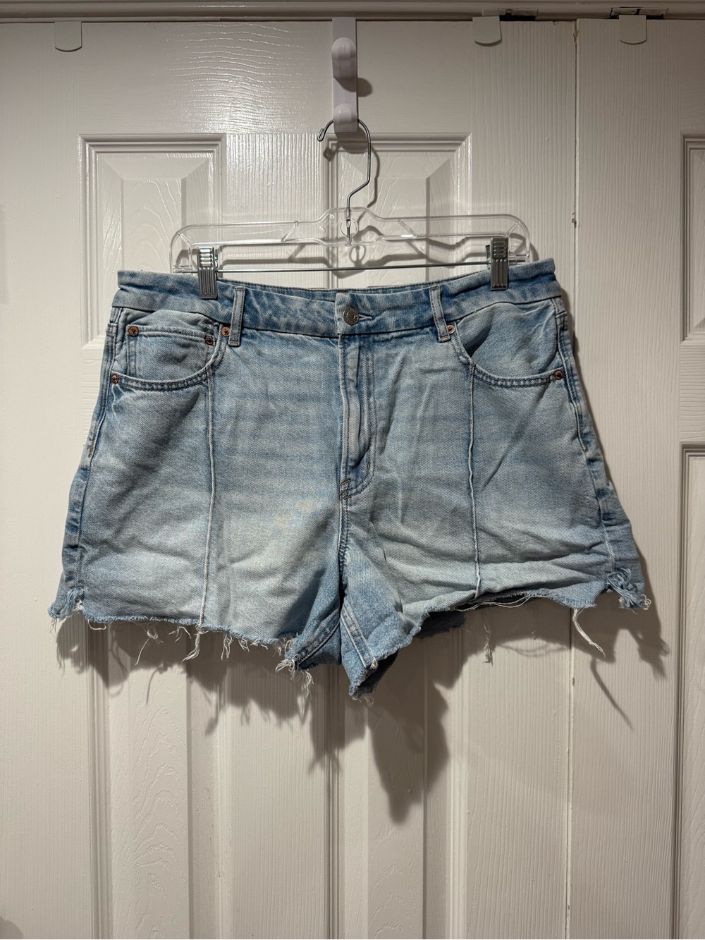 American Eagle Outfitters Curvy Relaxed stretch Strigid Distressed Denim Shorts